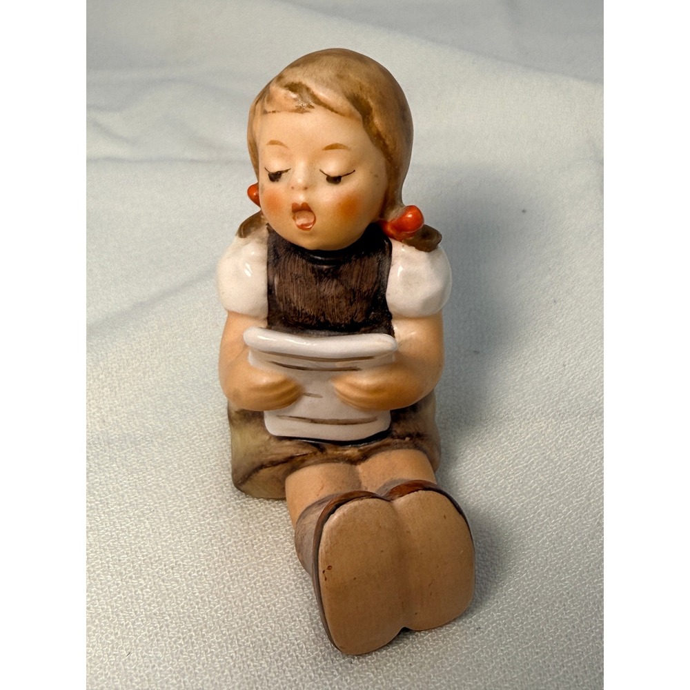 Goebel Hummel Little Girl Singing Figurine Multicolor Excellent Vintage